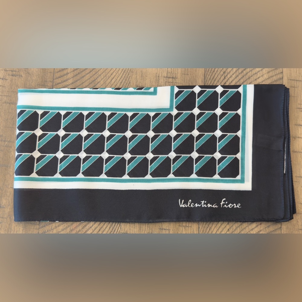 Valentina Fiore Vintage Scarf|Black Teal White|25x25|
Polyester|EUC Worn Once